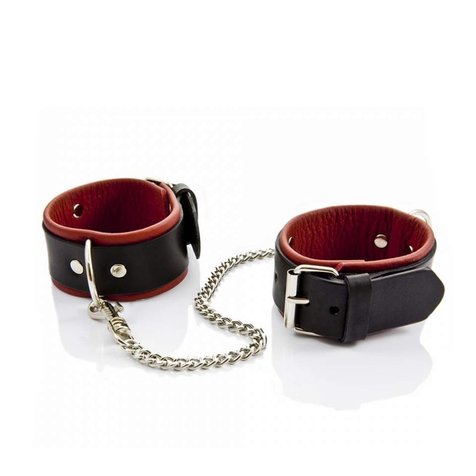 Czarno-czerwone kajdanki na nogi z naturalnej skóry połączone srebrnym łańcuszkiem