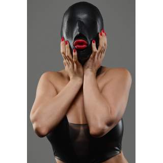 Maska czarna z wetlooka zapinana na kluczyk marki Demoniq Domination