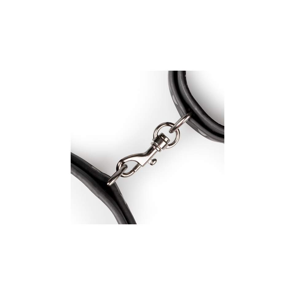 Czarne skórzane kajdanki na uda i nadgarstki połączone karabińczykami