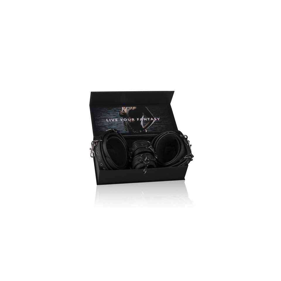 Czarne skórzane kajdanki na uda i nadgarstki połączone karabińczykami