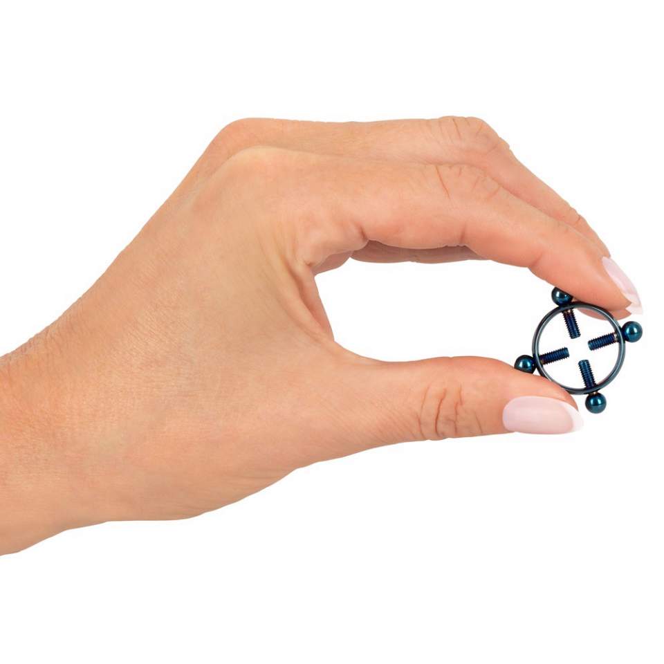 Niebieskie zaciski na sutki regulowane- tworzące iluzję prawdziwego piercingu.