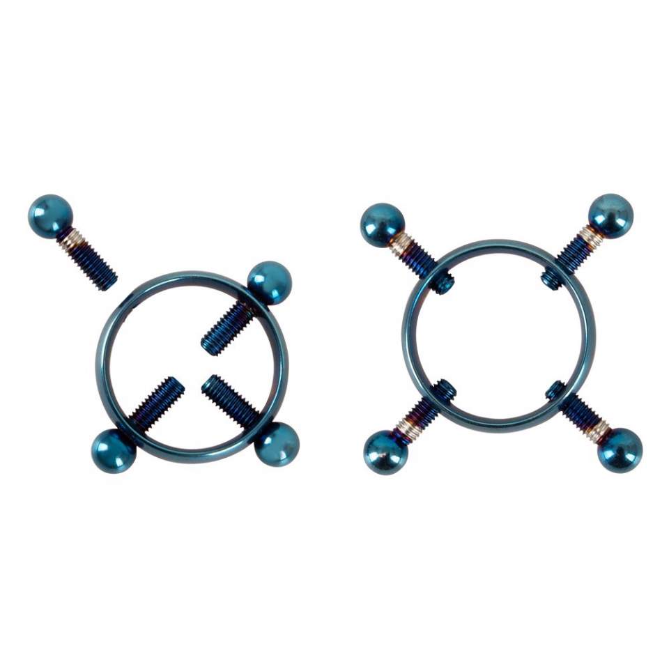 Niebieskie zaciski na sutki regulowane- tworzące iluzję prawdziwego piercingu.