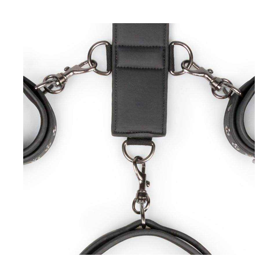 Czarne skórzane kajdanki z obrożą oraz uprzeżą do krępowania w różnych konfiguracjach
