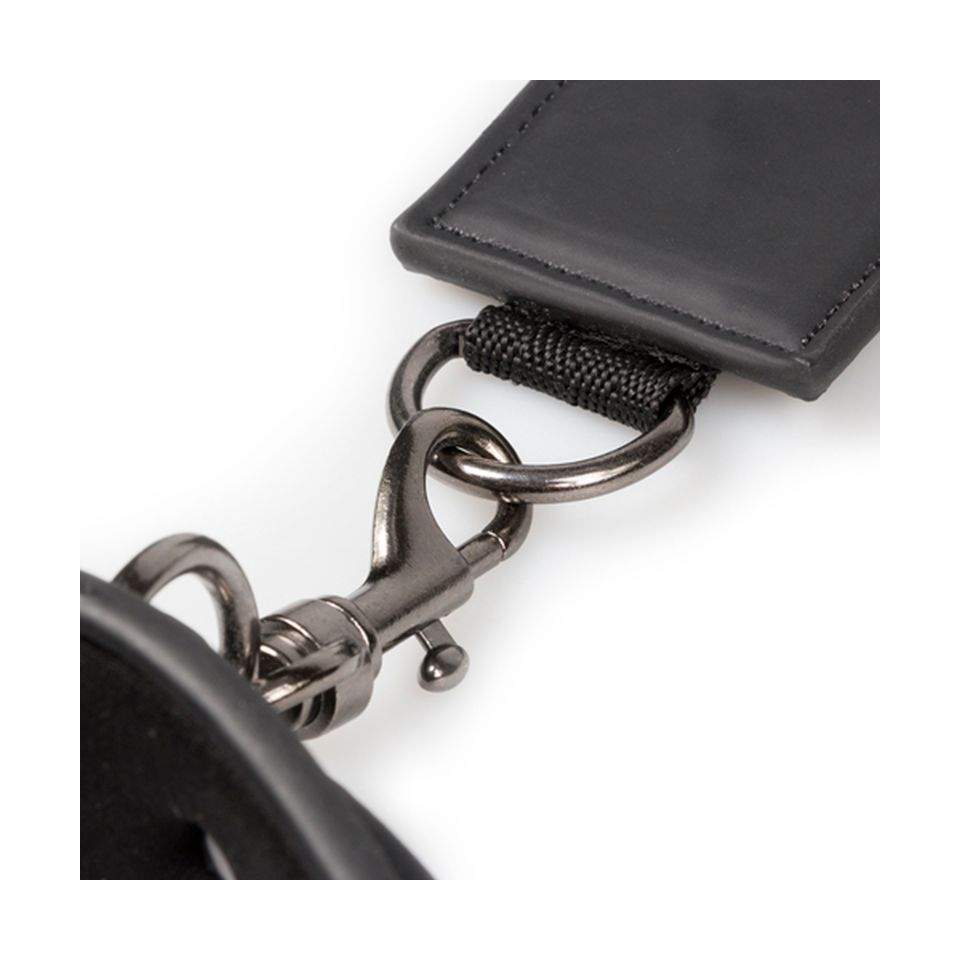 Czarne skórzane kajdanki z obrożą oraz uprzeżą do krępowania w różnych konfiguracjach