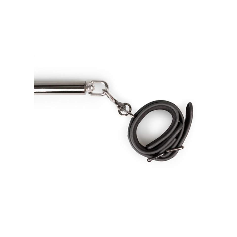 Czarna metalowa rozpórka z kajdankami ze sztucznej skóry