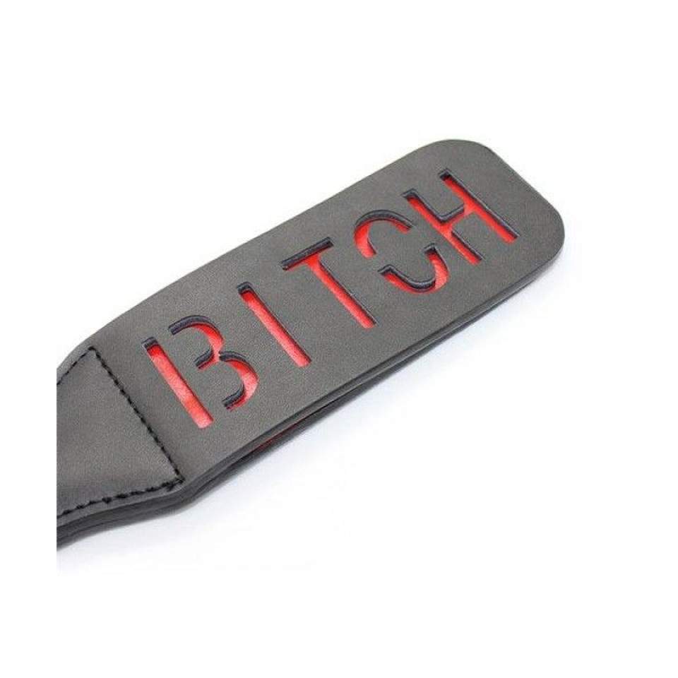 Czarna skórzana packa z napisem 'Bitch'