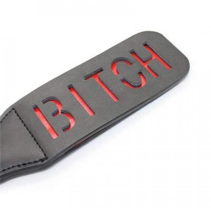 Czarna skórzana packa z napisem 'Bitch'