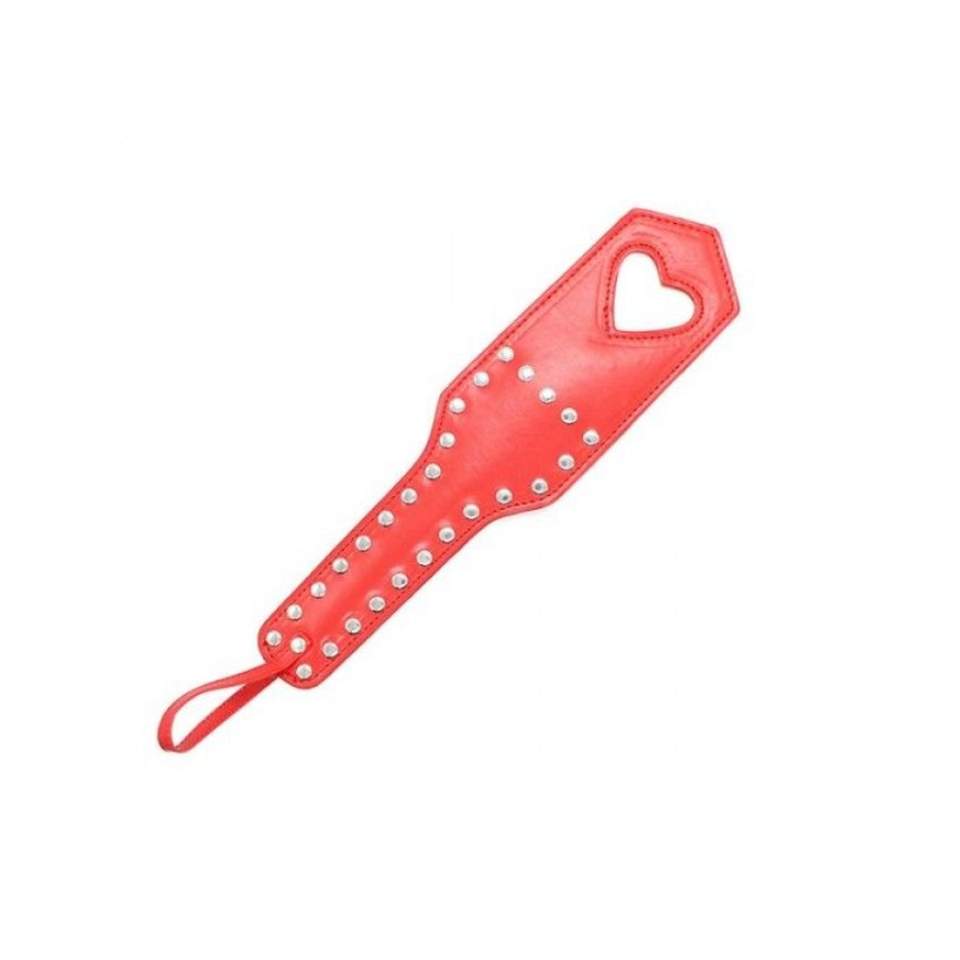 Czerwona skórzana packa z ćwiekami