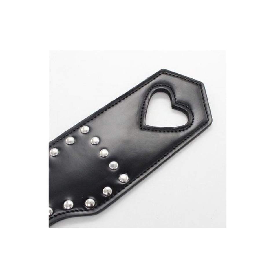 Czarna skórzana packa z ćwiekami