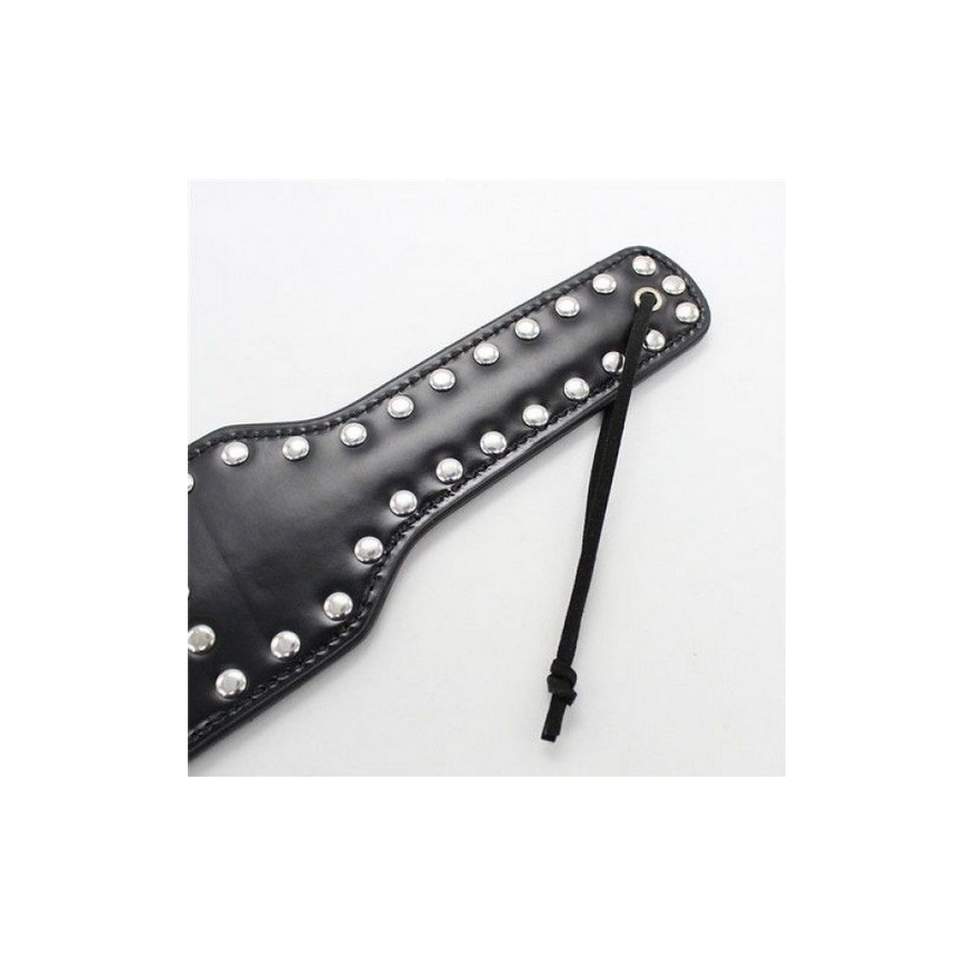 Czarna skórzana packa z ćwiekami