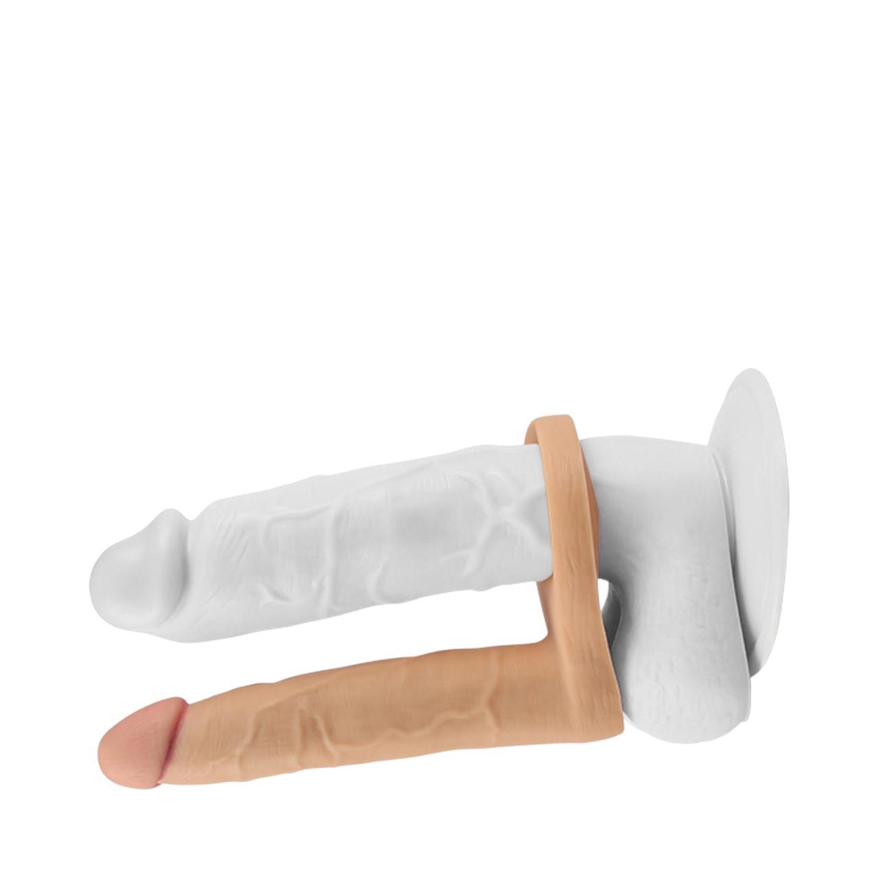 Realistyczne wibrujące dildo analne z paskiem typu strap-on - 16cm