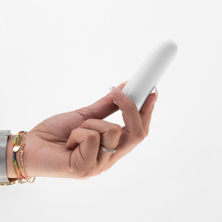 Dyskretny, kompaktowy wibrator o potężnej mocy w kolorze białym