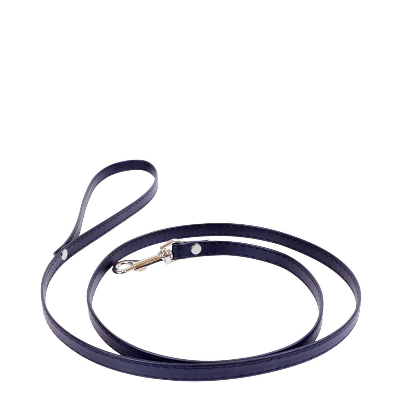 Smycz wykonana jest ze sztucznej skóry, miękkiej w dotyku.