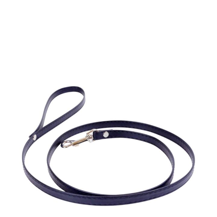 Smycz wykonana jest ze sztucznej skóry, miękkiej w dotyku.