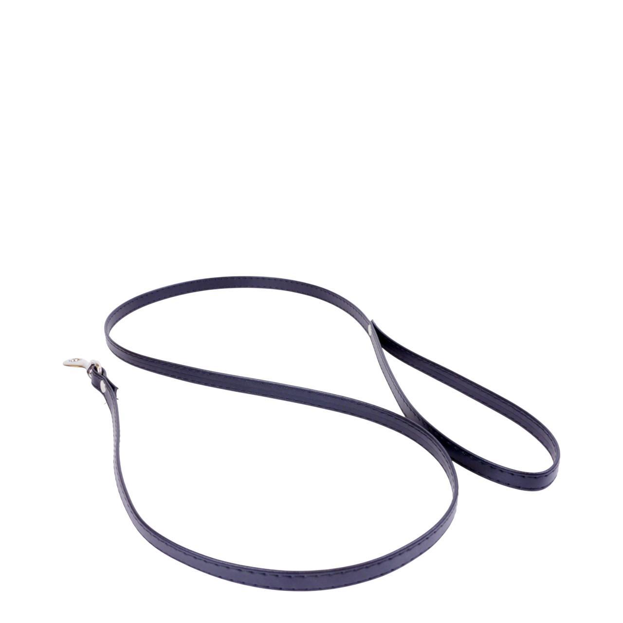 Smycz wykonana jest ze sztucznej skóry, miękkiej w dotyku.