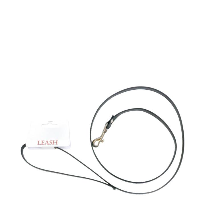 Smycz wykonana jest ze sztucznej skóry, miękkiej w dotyku.