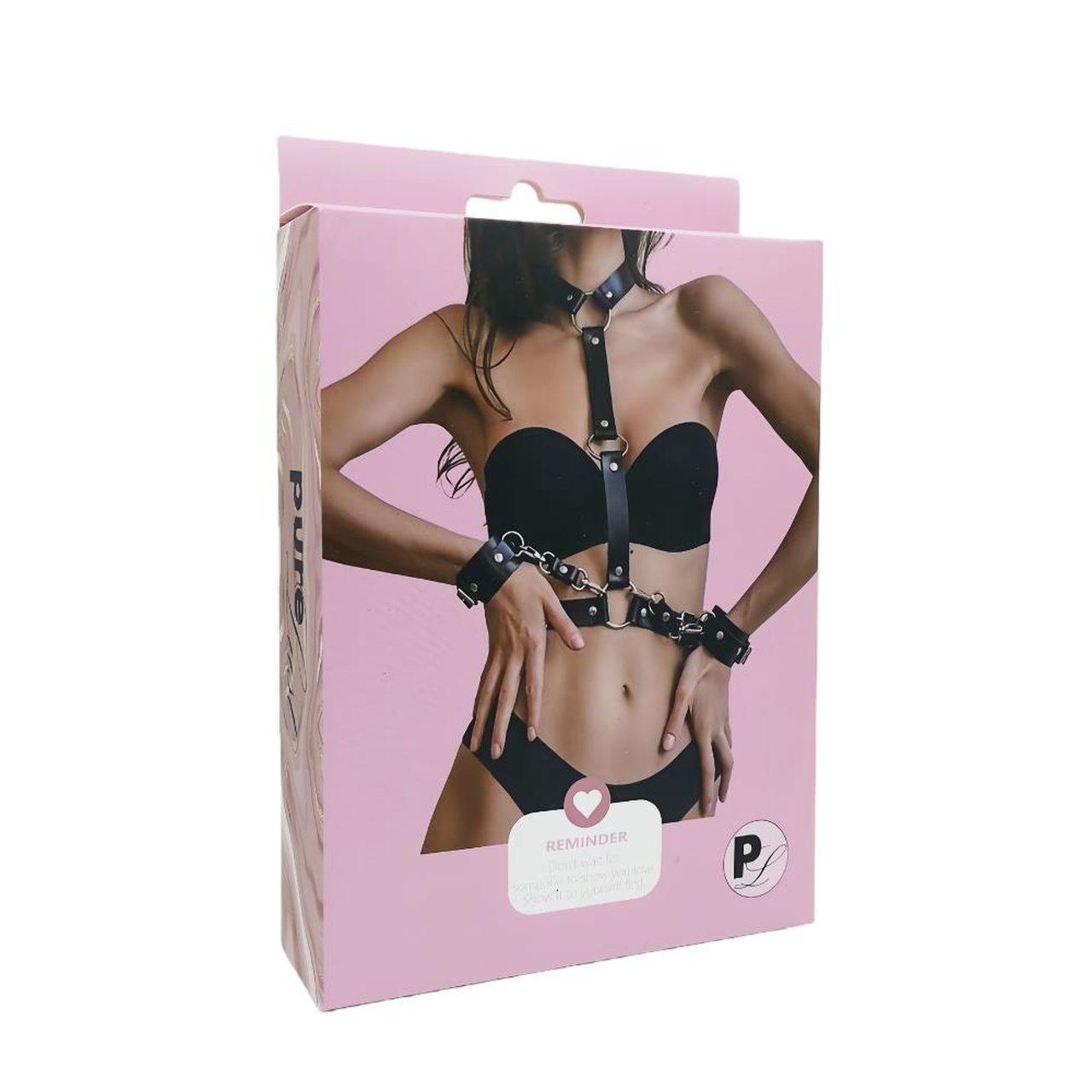 Minimalistyczna czarna uprząż BDSM z opaskami na nadgarstki | Loris.pl