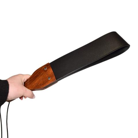 Skórzano-drewniany klapek z łapką BDSM – paddle do impact play