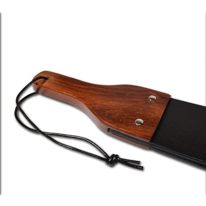 Skórzano-drewniany klapek z łapką BDSM – paddle do impact play