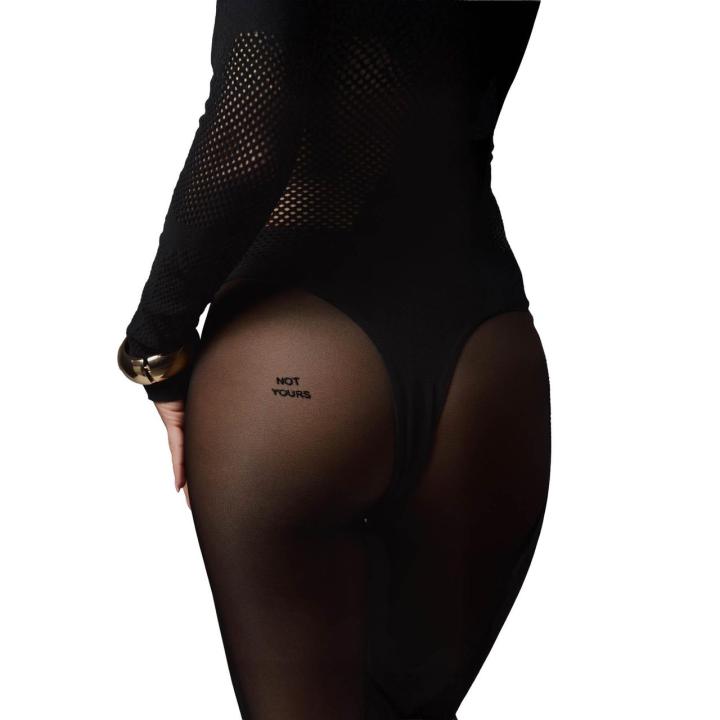 Półtransparentne rajstopy S/M z napisem na pośladku | Loris.pl