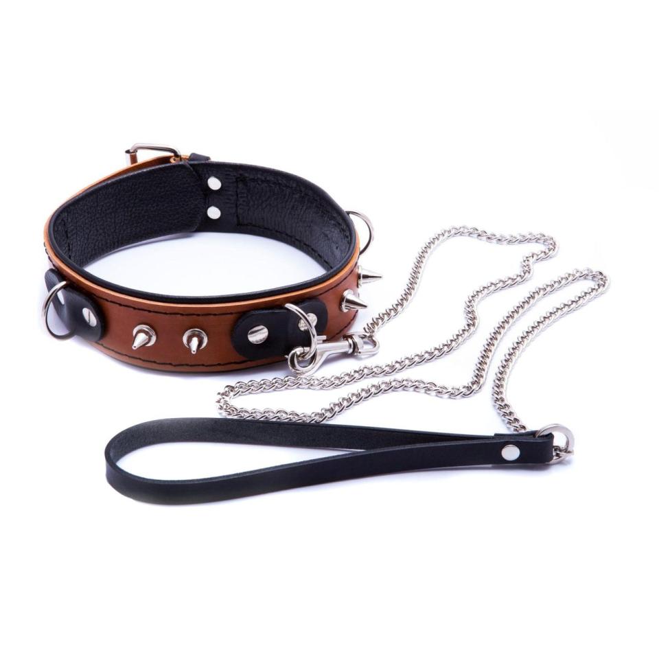 Skórzana obroża BDSM ze smyczą i ćwiekami koniakowa 42–50 cm