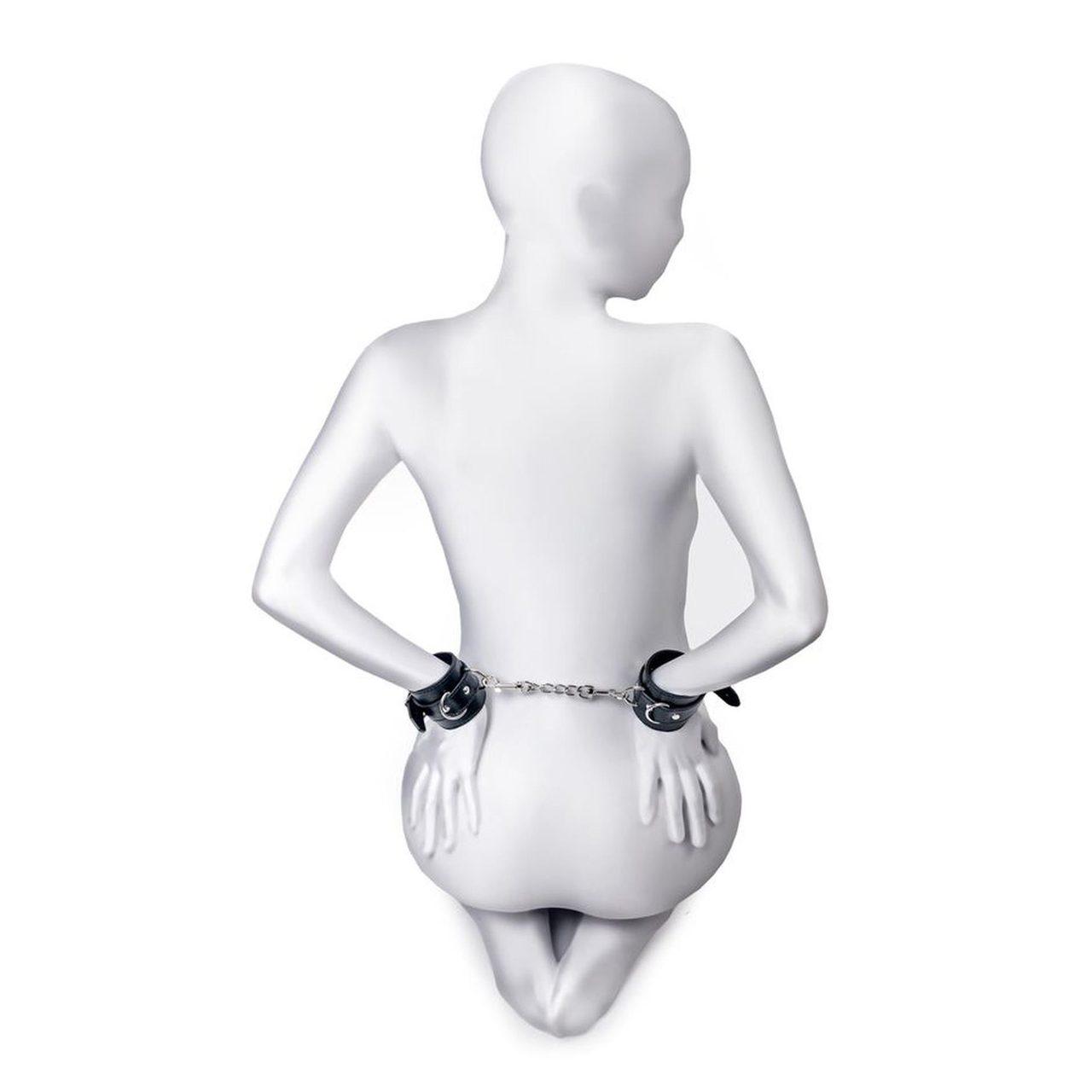 Skórzane kajdanki BDSM czarne z welurem i karabińczykami | Loris.pl