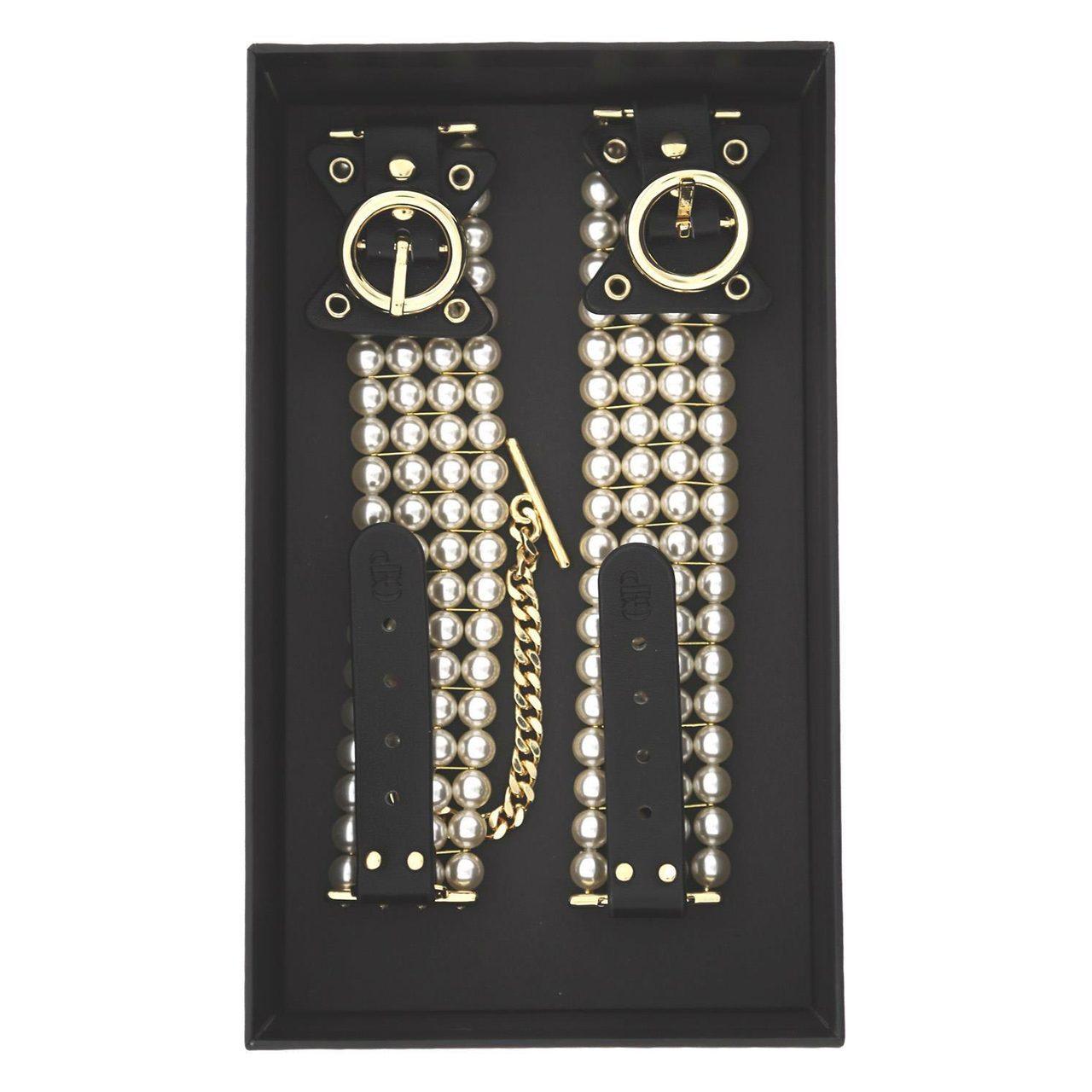 Kajdanki na kostki z perłami i łańcuszkiem – eleganckie BDSM | Loris.pl