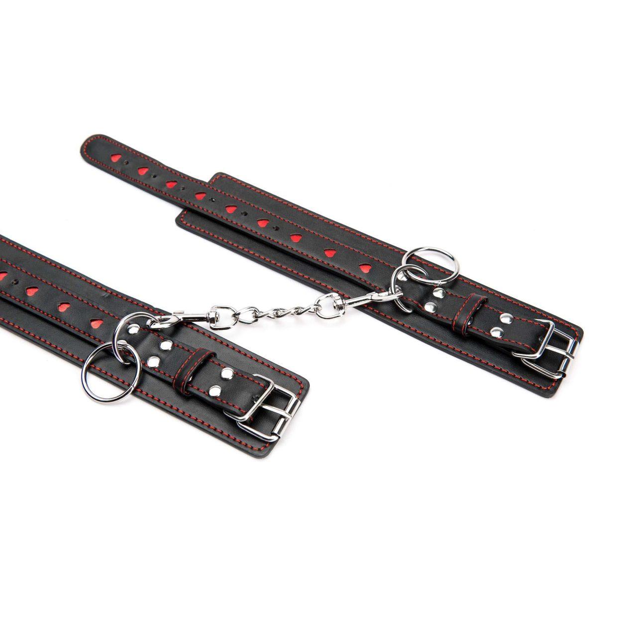 Skórzane mankiety na kostki z serduszkami i łańcuszkiem | Loris.pl