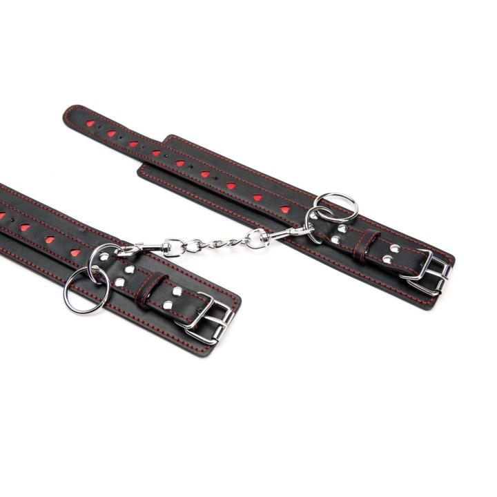 Skórzane mankiety na kostki z serduszkami i łańcuszkiem | Loris.pl