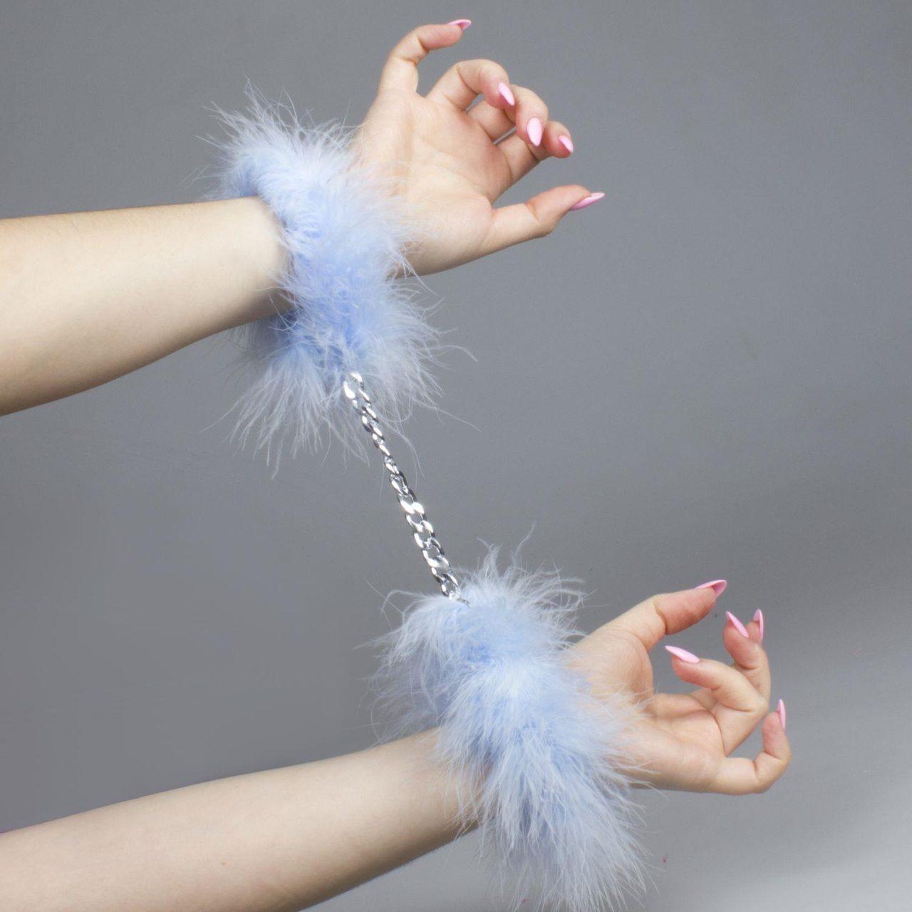 Niebieskie kajdanki BDSM z piórkiem marabu – lekkie bondage | Loris.pl