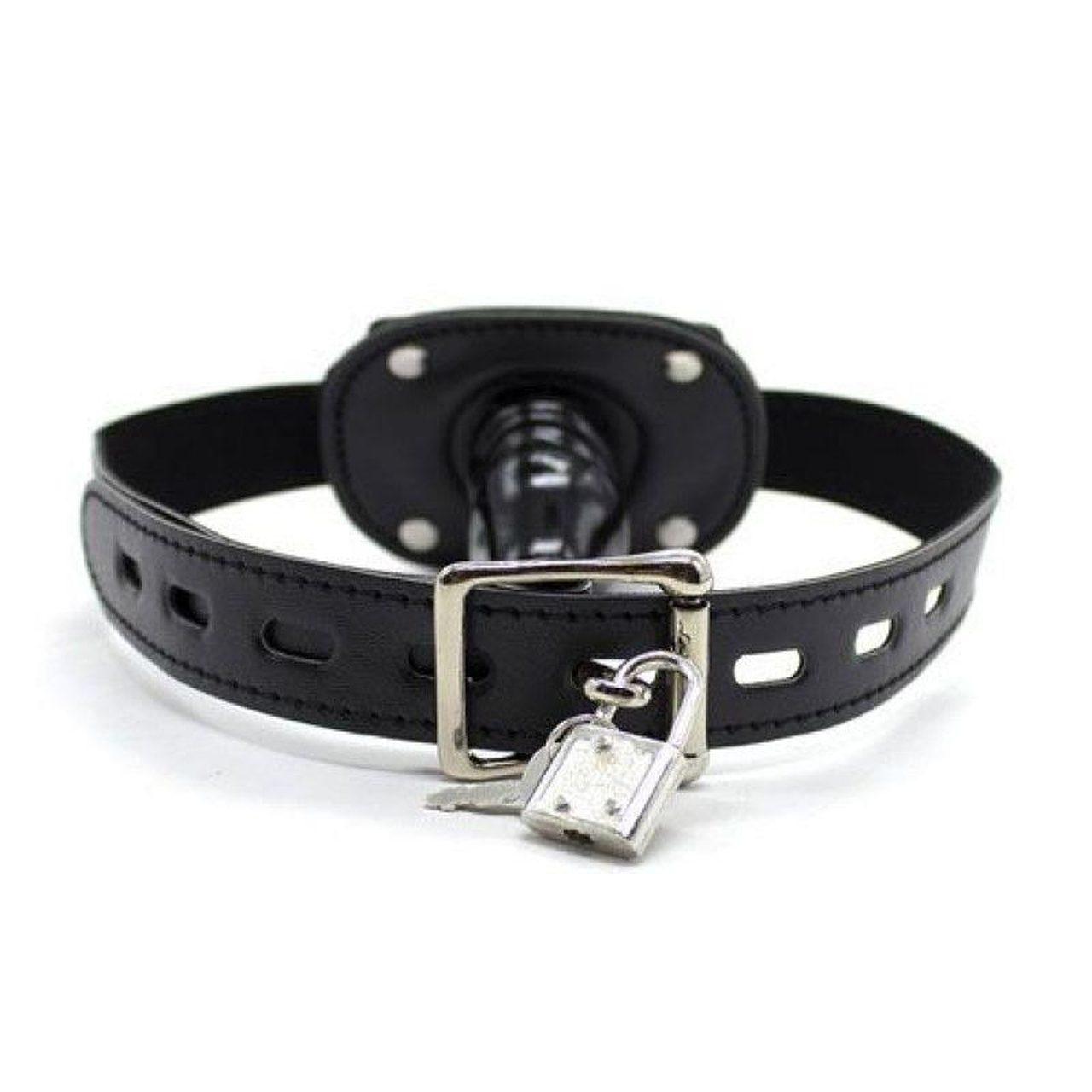 Czarny knebel BDSM z fallusem i kłódką | Loris.pl