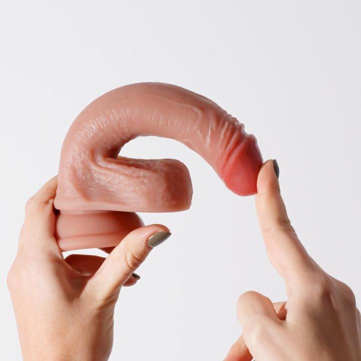 Realistyczne dildo 19 cm z przyssawką | Płynny silikon