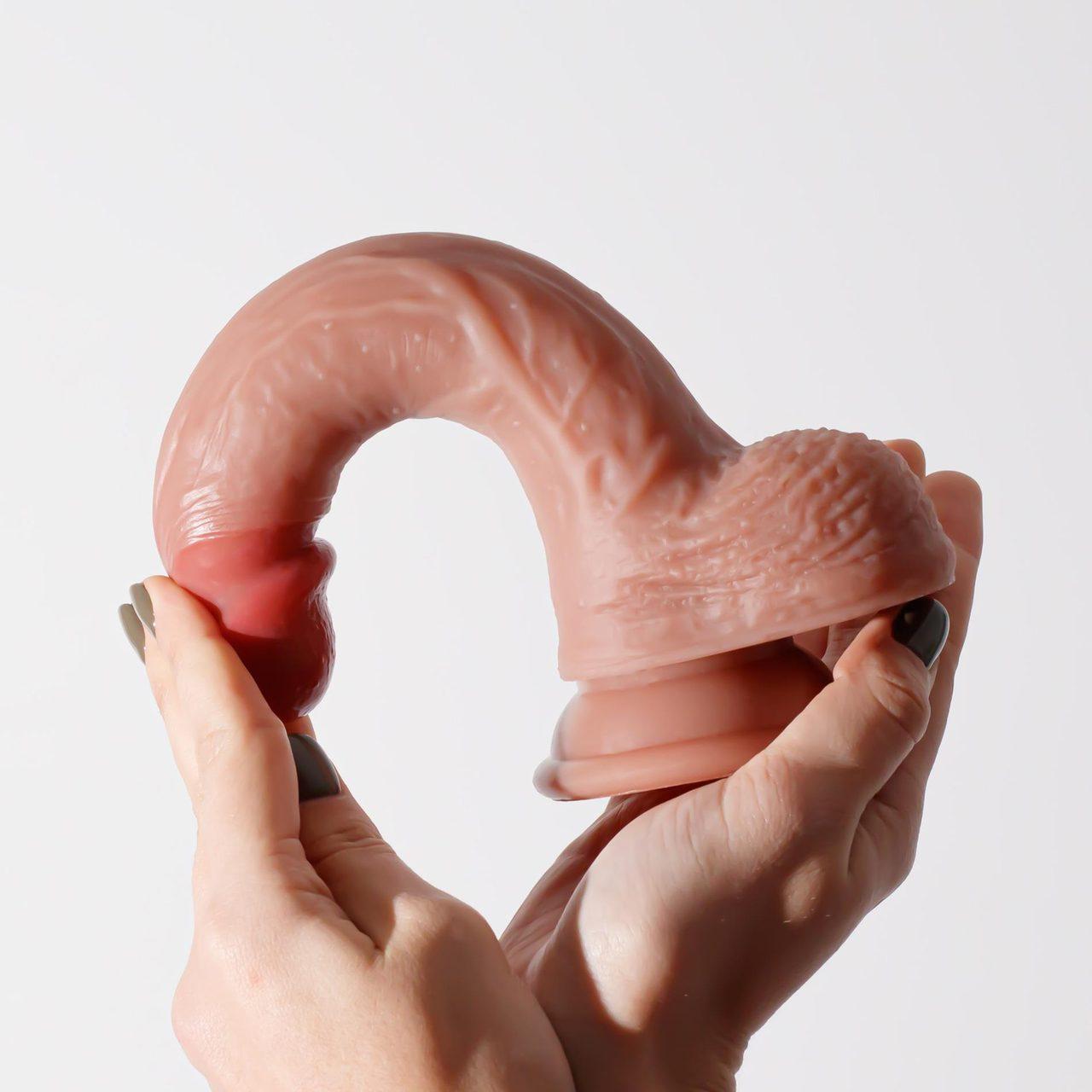 Realistyczne dildo 22 cm z przyssawką | Płynny silikon | Loris.pl