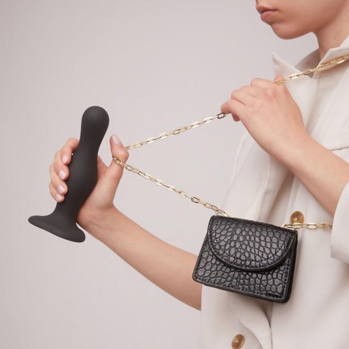 Czarne dildo analne XL z przyssawką z miękkiego silikonu
