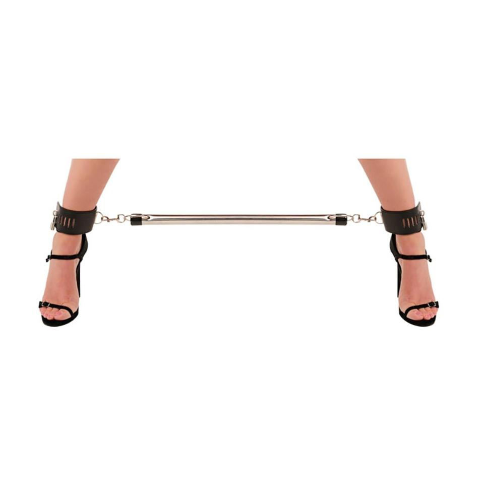 Metalowa rozpórka z kajdankami na kostki do BDSM i bondage