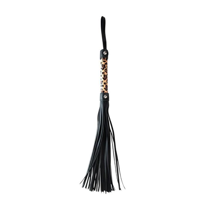 Flogger w panterkę 45 cm – skóra PU, drewniana rączka | Loris.pl