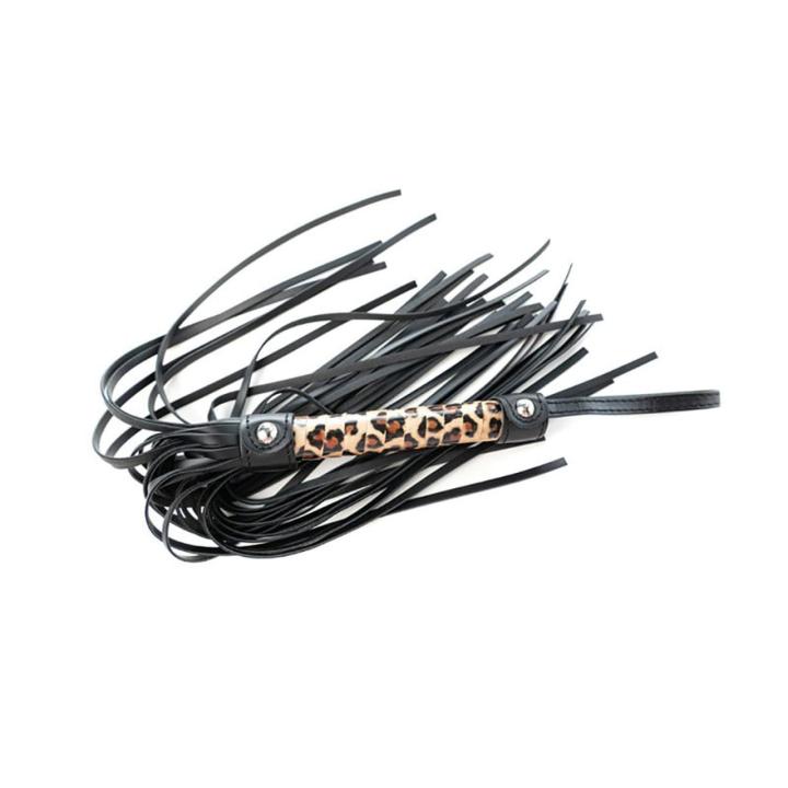 Flogger w panterkę 45 cm – skóra PU, drewniana rączka | Loris.pl