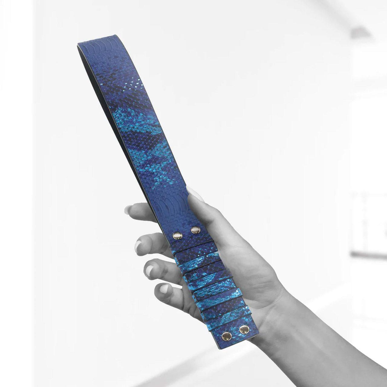 Skórzana packa BDSM niebieska z iryzującym okuciem | Loris.pl