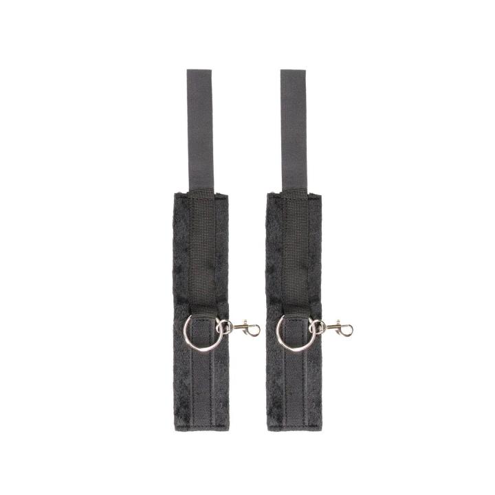 Wiązanie hogtie na rzep z futrzanymi kajdankami | BDSM