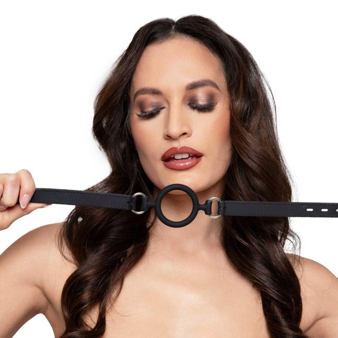 Knebel O-gag czarny – silikonowy pierścień, regulowany pasek | Loris.pl