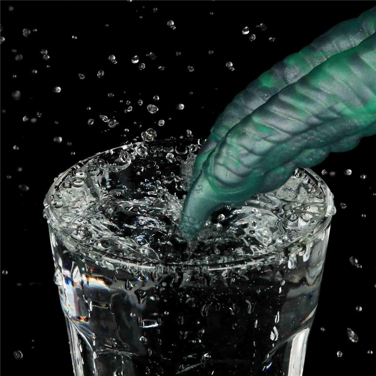 Wibrujące dildo fantasy z podwójnym pazurem i przyssawką 19,1 cm | Loris.pl