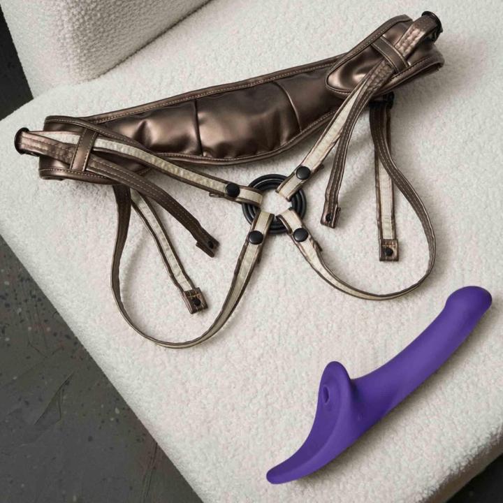 Fioletowe dildo strap-on z pilotem L – 3 silniki, ruch i wibracje, IPX7