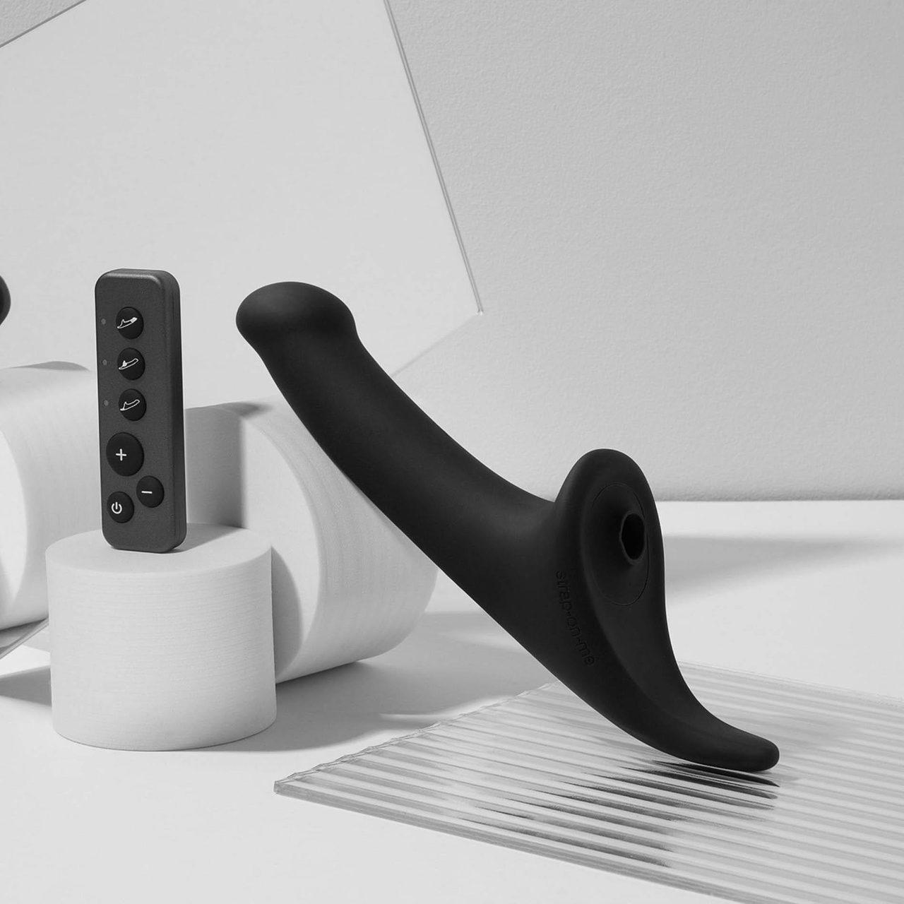 Dildo strap-on z wibracją i ruchem M | 3 silniki, pilot, IPX7