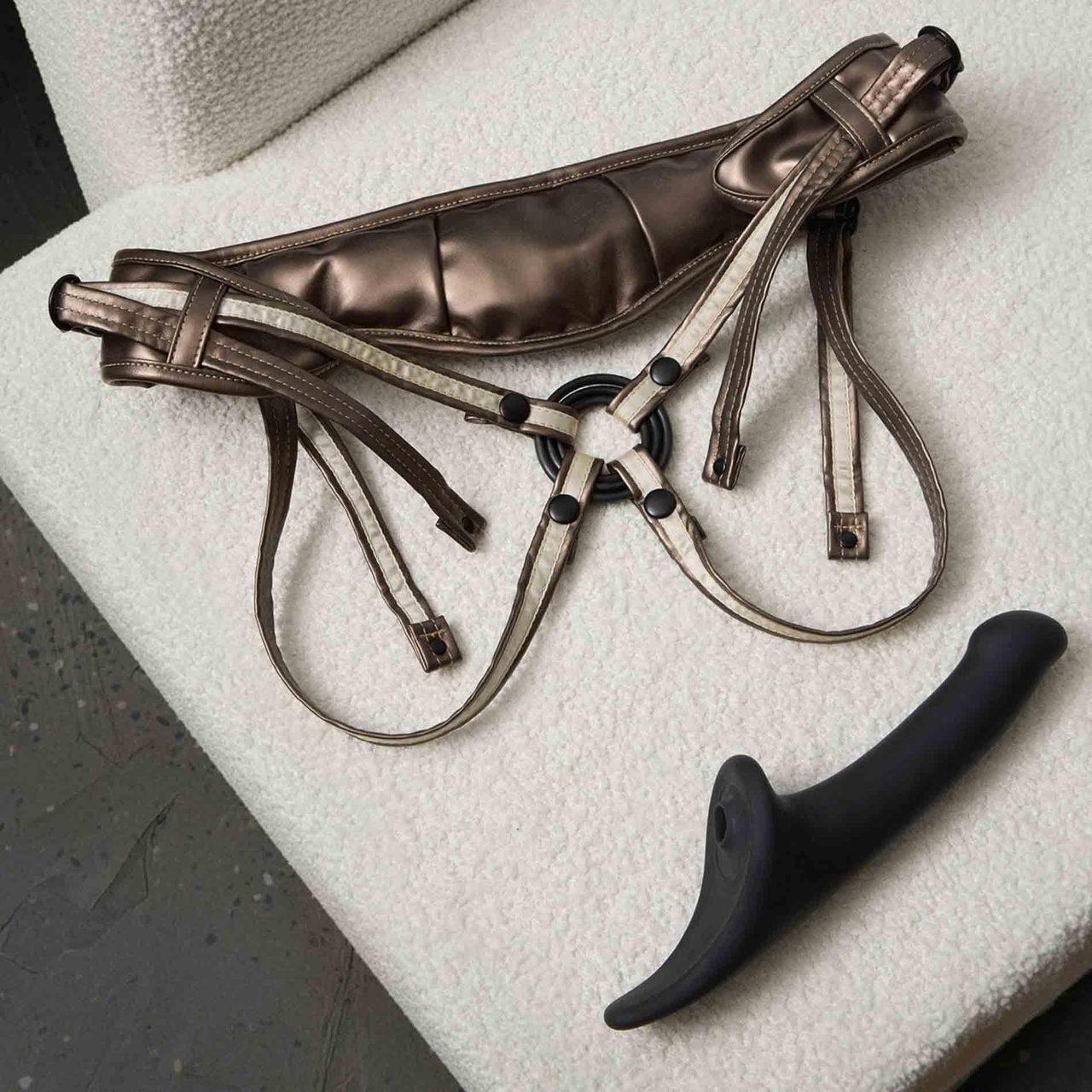 Dildo strap-on z wibracją i ruchem M | 3 silniki, pilot, IPX7