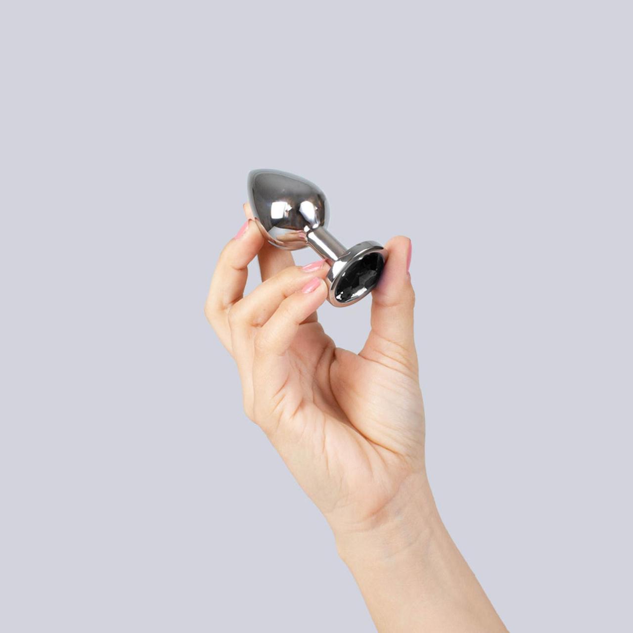 Metalowy plug analny S z czarnym kryształem 7 cm - gładkie aluminium | Loris.pl