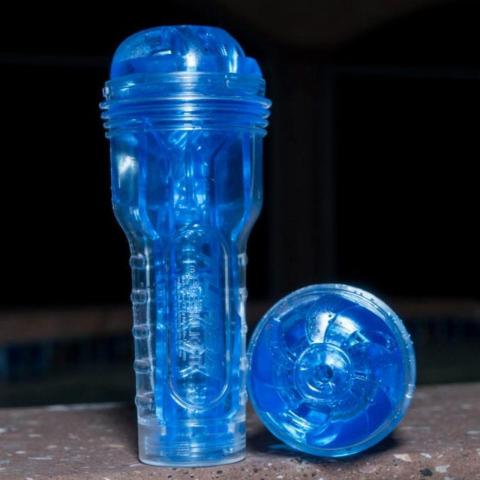 Transparentny masturbator ice blue z efektem deep throat i żebrowanym wnętrzem
