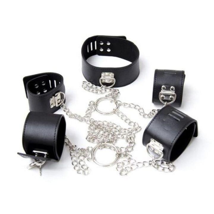 Czarne wiązanie hogtie BDSM z kołnierzem i łańcuszkami