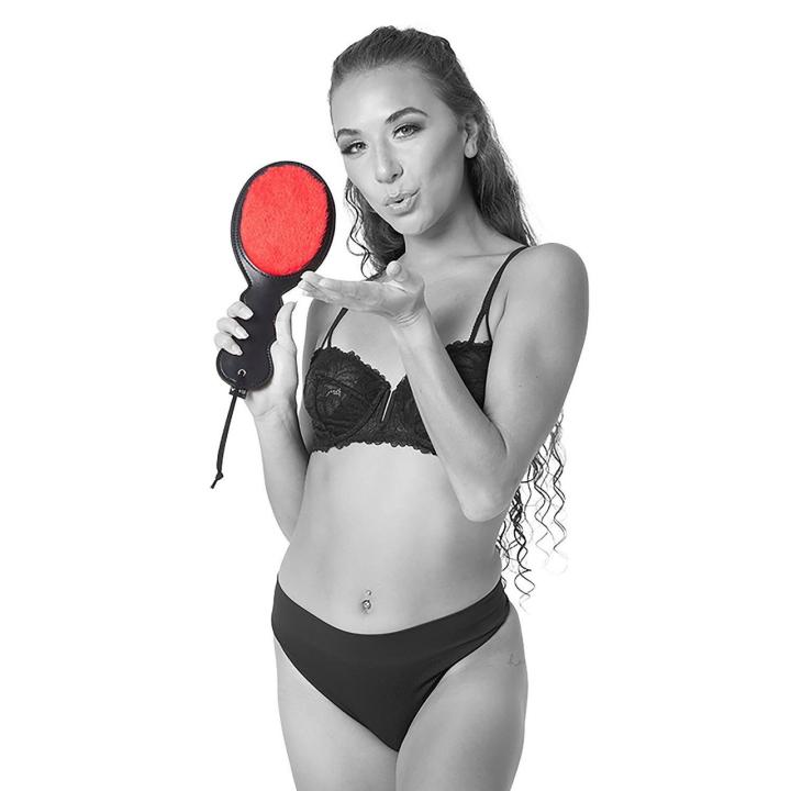 Dwustronny paddle BDSM z ekoskóry z pętlą na nadgarstek