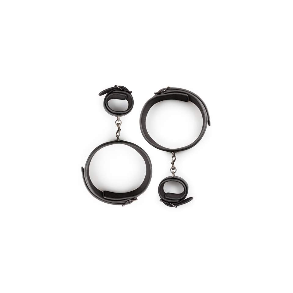 Czarne skórzane kajdanki na uda i nadgarstki połączone karabińczykami