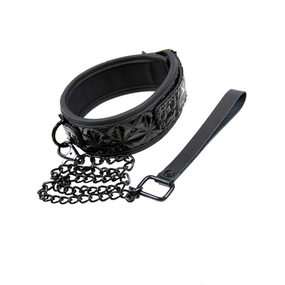 Czarna obroża wykonana z połyskującego materiału z metalową smyczą